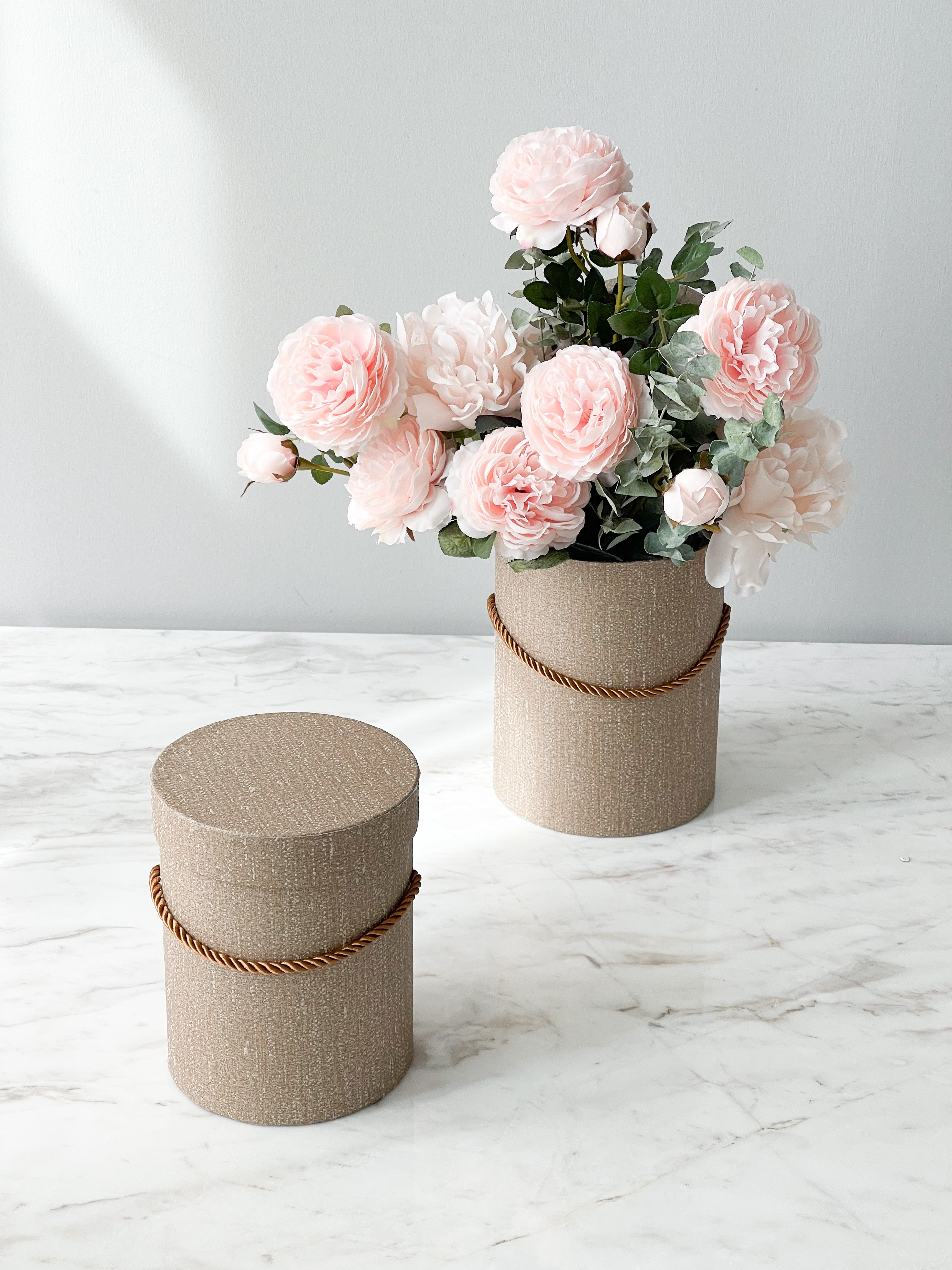 Colored Round Flower Box With Rope And Lid– Fleur Wholesale
